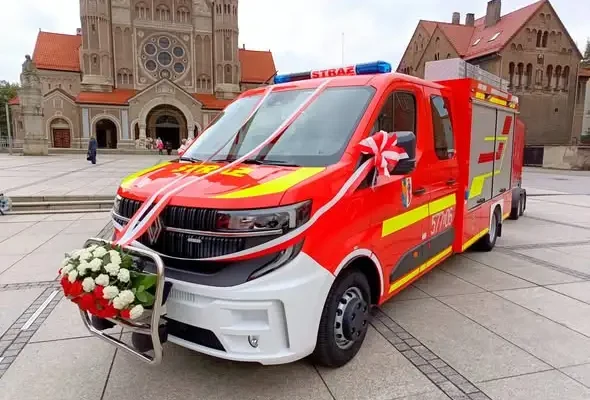 Nowy lekki wóz bojowy dla OSP Ruda Śląska – przekazanie na placu Jana Pawła II