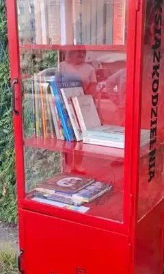 Odnowiona książkodzielnia przed szkołą w Bielszowicach zaprasza do wymiany książek