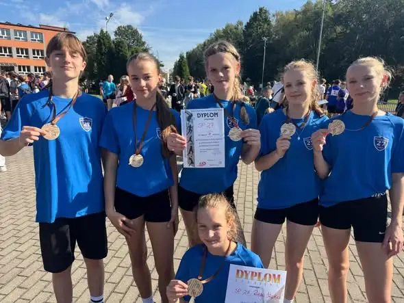 Sztafety z SP 27 Ruda Śląska na podium mistrzostw miasta w biegach przełajowych