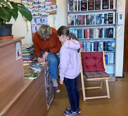 Klasa 2b odkrywa magię książek w Bibliotece Miejskiej w Bielszowicach